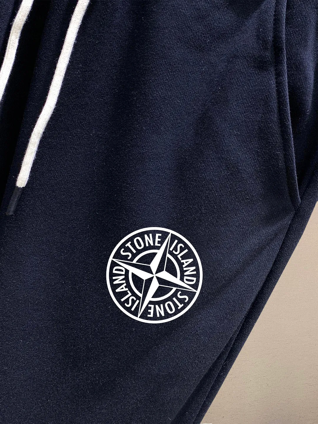P230 🌟🌟 Stone Island Casual Shorts # Pure cotton fish scale bottom fabric The fabric is made of 10S single yarn + 16S double yarn; the top layer uses 10S single yarn to ensure the surface texture, and the bottom layer uses 16S double yarn to increase strength. The surface single yarn is thicker, providing better strength and wear resistance, and is suitable as a support structure for the surface layer. Two-ply threads are stronger, resist pilling, and are often used in base layers to enhance fabric durability. # Mid-waist vertical sports pants style. Loose trousers are not limited to body and leg shapes, and are tolerant and have a strong vertical effect; they are attached to mid-waist straight shorts. Connect the middle pleats and side pockets of the trousers to increase the slack in the trouser legs and facilitate storage of items. The back waist dart directly connects to the single pocket teeth. The corners of the trousers are hand-finished and the elasticity is adjusted by a drawstring. Size: S-XL